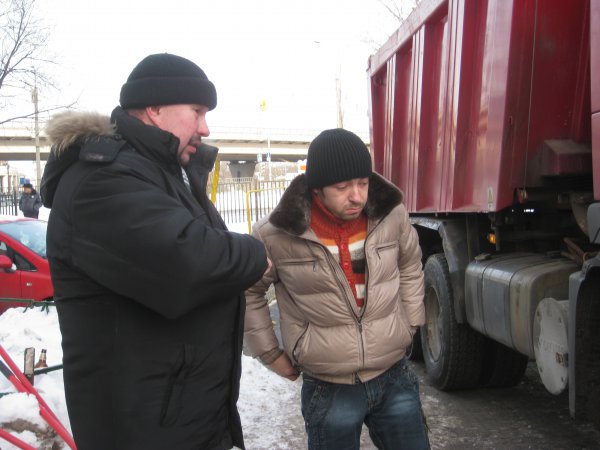 Лужков, уходя, сказал Собянину, что под одним из московских тротуаров зарыт клад (с) Лужков, уходя, сказал Собянину, что под одним из московских тротуаров зарыт клад (с)